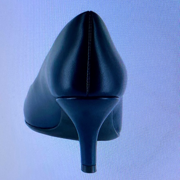 Easy Street Passion Round Toe Dress Pumps, Extra Wide 8.5, Navy. - Picture 1 of 4